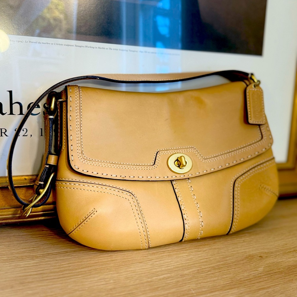 90’s COACH Hampton leather Hand bag with gold hardware and toggle closure